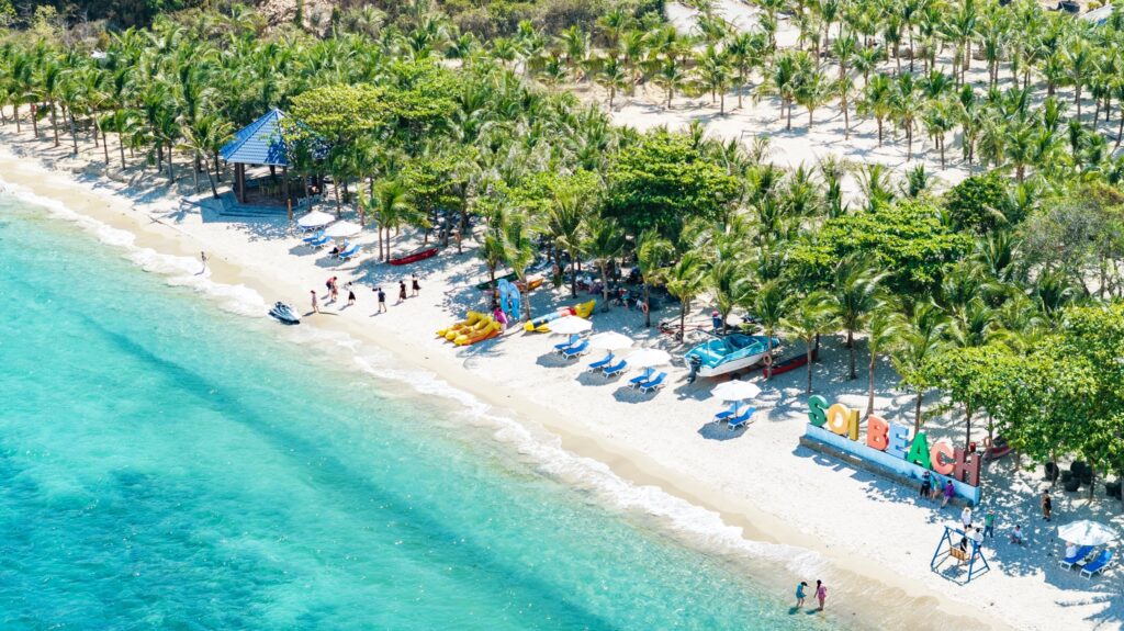 Không gian Sỏi Beach sang trọng với bãi biển xanh trong.