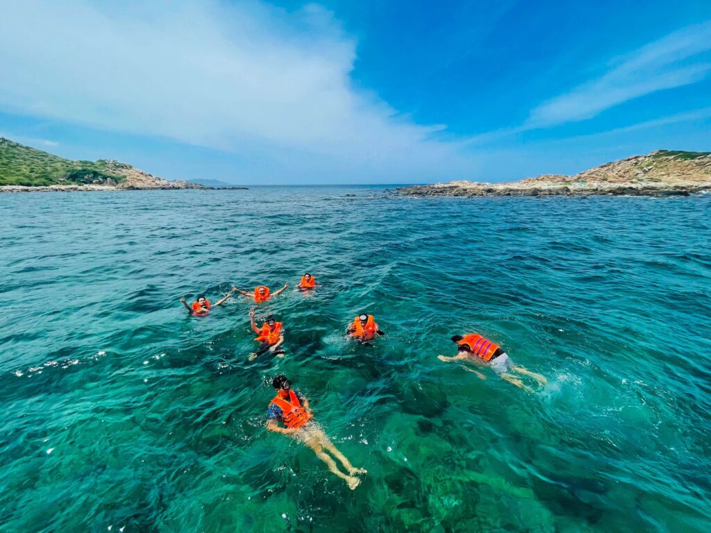 Quý khách được trang bị áo phao, kính bơi khám phá rạn san hô tự nhiên