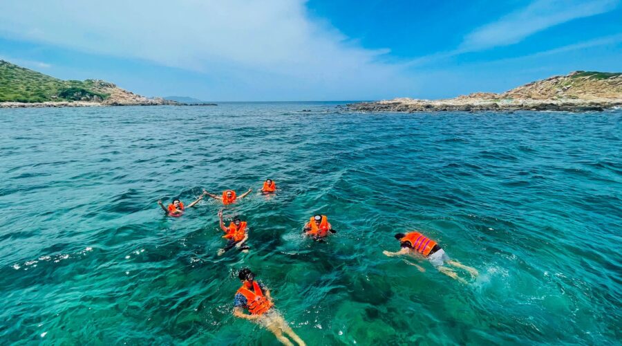 Quý khách được trang bị áo phao, kính bơi khám phá rạn san hô tự nhiên Quý khách được trang bị áo phao, kính bơi khám phá rạn san hô tự nhiên